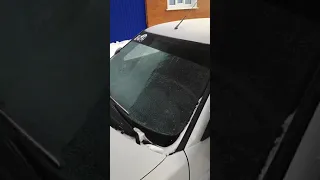 лайфхак / как быстро разморозить стекла на автомобиле зимой, горячей водой в пакете