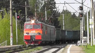 Электровоз ВЛ11М-306/227А с грузовым поездом.