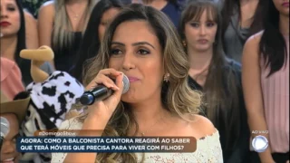 Fernanda Costa canta no palco do Domingo Show