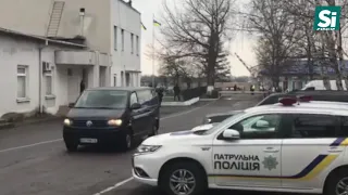 Об 11.20 в ужгородському аеропорту приземлився літак з Петром та Мариною Порошенко