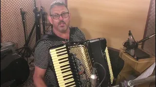 um dos maiores acordionista compositor produtor do nosso cancioneiro augostinho Hipólito