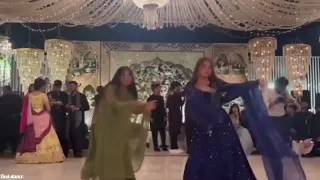 Dananeer dancing with her Sister at Umer Mukhtar's Wedding | Pakistani Industry