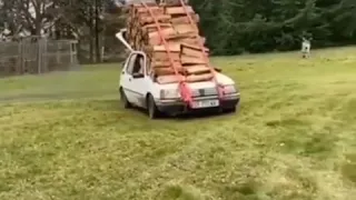Машина дрова везет