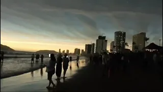Playa se obscurece de dia con el eclipse solar 2024 en Mazatlán, Sinaloa Mexico