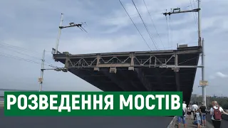 Розведення мостів у Миколаєві: до акваторії суднобудівного заводу зайшли військові кораблі