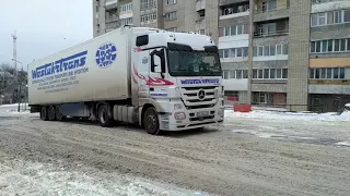 Дрогобич. Не розчищені дороги у Дрогобичі. Фура застряла на підйомі!!! 19 березня 208р.