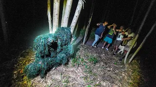 ASSUSTEI MEUS AMIGOS NA FLORESTA DE NOITE!