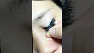 False eyelashes that can be put on immediately without glue.Do you want to try it？