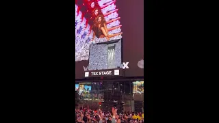 Surprise Shakira Concert Sees Fans Flood Times Square
