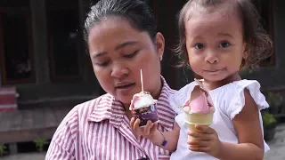 Balita Lucu Menunggu Paman Penjual Es Krim - Baby Eat Ice Cream