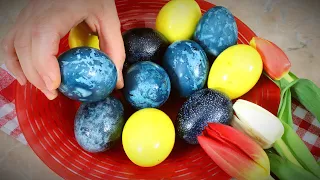 PAINTING EASTER EGGS with natural colors - hibiscus, turmeric, red cabbage