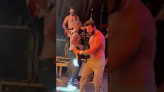 Gusttavo Lima feliz sem camisa e dançando