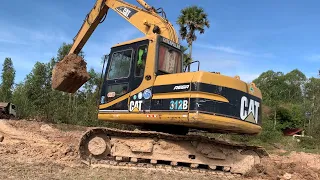 Excavator CAT 312B Excavation Land truck Shipping Car Drive Stuck in mud