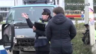 В Барнауле полицейские задержали троих подозреваемых в совершении серии краж автомобильных аккаму...