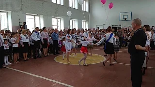 Танець випускників з вчителями 2019