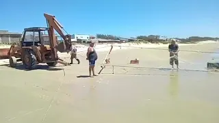 pesca de rede puxada por retro escavadeira.