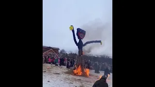 Новостя°^В одном из городов России на масленицу Сожгли чучело Хаги Ваги😐