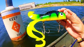 GIANT MUSKY LURE CATCHES 50 LB MONSTER!!