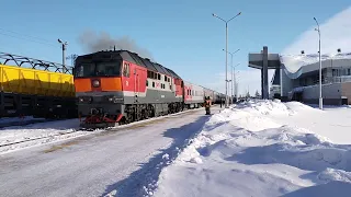 Тепловоз ТЭП70-0406 с поездом №345Е Нижневартовск - Адлер отправляется со станции Нижневартовск-1.