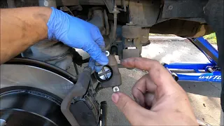 [How to] Compress rear brake caliper WITHOUT special tool