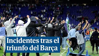 Aficionados del Espanyol asaltan el campo ante la celebración del Barça en Cornellá