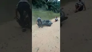 Jatuh dari sepeda motor ngakak abiezzzzz🗿