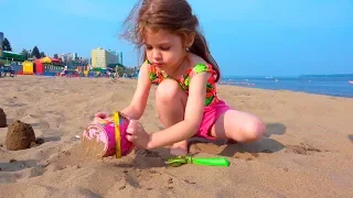 Eva Play and mom have fun on the beach