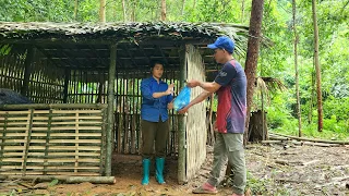 single girl, perfecting a bamboo bed in the forest, helped by good people | Hoàng Thị Thơm