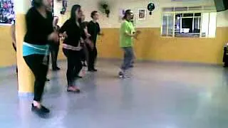 Prof. Ricardo Garcia em aula de Cha-cha-cha em nosso curso de formação.