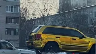 Золотой внедорожник на эвакуаторе в снегах Санкт-Петербурга