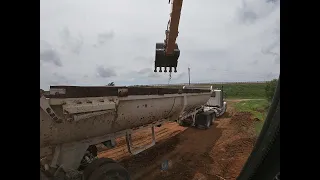 LIEBHERR 920 Compact loading our granite rock.