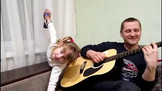 Девочка в 4 года,поёт песню В.Цоя под гитару!!