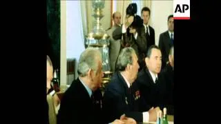 SYND 18 8 77 YUGOSLAV PRESIDENT TITO MEETS BREZHNEV AT KREMLIN IN MOSCOW