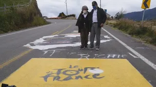 Familia de Carapaz celebra espectacular victoria del ciclista en el Tour