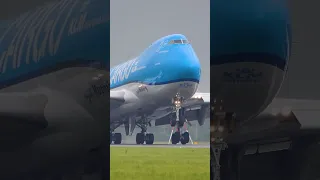 Boeing 747 Silky SMOOTH Landing!