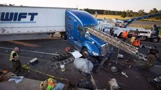 SEMI TRUCKS CRASHES, MOST HORRIBLE TRUCK CRASH COMPILATION Spring 2021 EPISODE 1