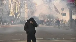 Ukraine protests: police and public clash in new violence