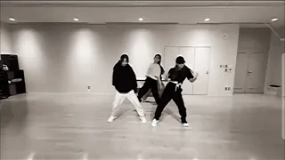 NiziU "Mako x Rio x Ayaka x Mayuka, DOMESTIC-비(RAIN)×SMF dance challenge" NiziU insta