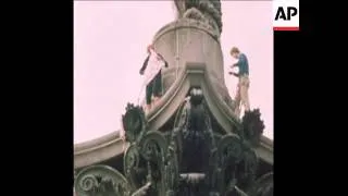 SYND 20 10 78 PROTESTERS CLIMB NELSON'S COLUMN AT TRAFALGAR SQUARE IN LONDON