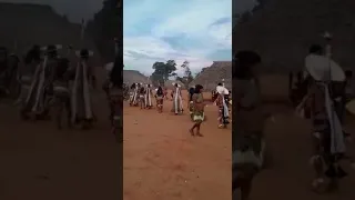 Ritual de corte de cabelo do meninos Ikpeng.