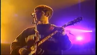 Oasis - Champagne Supernova HD. (small piece of a live performance)