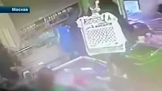 Охранники избили покупателя из-за вымышленной сковородки