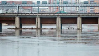 Вода в реке Тобол поднялась выше десяти метров в Кургане. В дамбах появляется течь