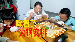 Cold weather! Cook hot pot for your family