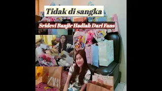 Sridevi Lagi Buka Hadiah Dari Fansnya Tidak Di Duga Ada Hadiah Istimewa