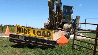 Trucking excavation equipment - Volvo 140 - John Deere 850 Bulldozer