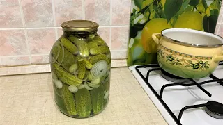 Маринованные огурцы с луком, вкусные и хрустящие.