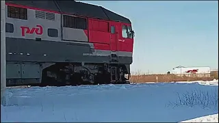 "Охрипший свисток"Тепловоз ТЭП70-0530 с пригородным поездом и приветливой бригадой Ивдель-Алябьево.