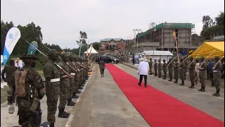 Museveni walks to enter DR Congo in style as Congolese fight to see him, Welcomed by H.E Tshisekedi