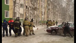 В Нижневартовске разбирают завалы после взрыва газа в жилом доме